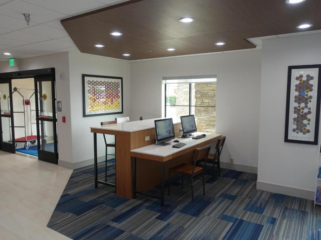 Holiday Inn Express & Suites Brentwood Exteriör bild